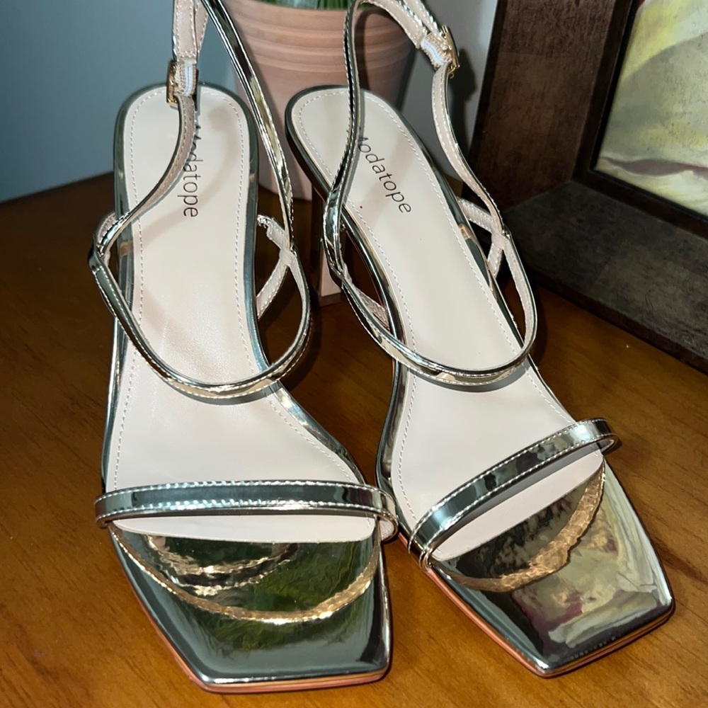 NWOT Modatope golden 3” heels sandals